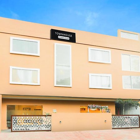 Super Townhouse Viraj Khand Formerly Veridian Inn Chinhat Exterior photo
