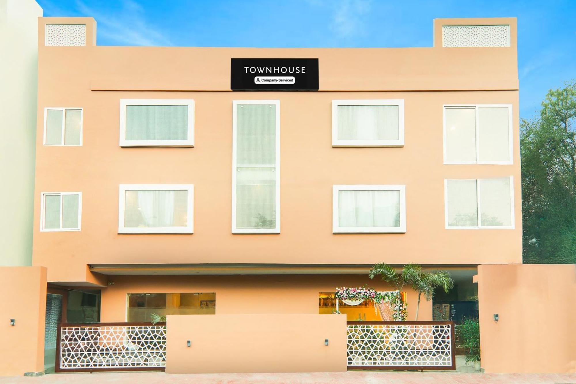 Super Townhouse Viraj Khand Formerly Veridian Inn Chinhat Exterior photo
