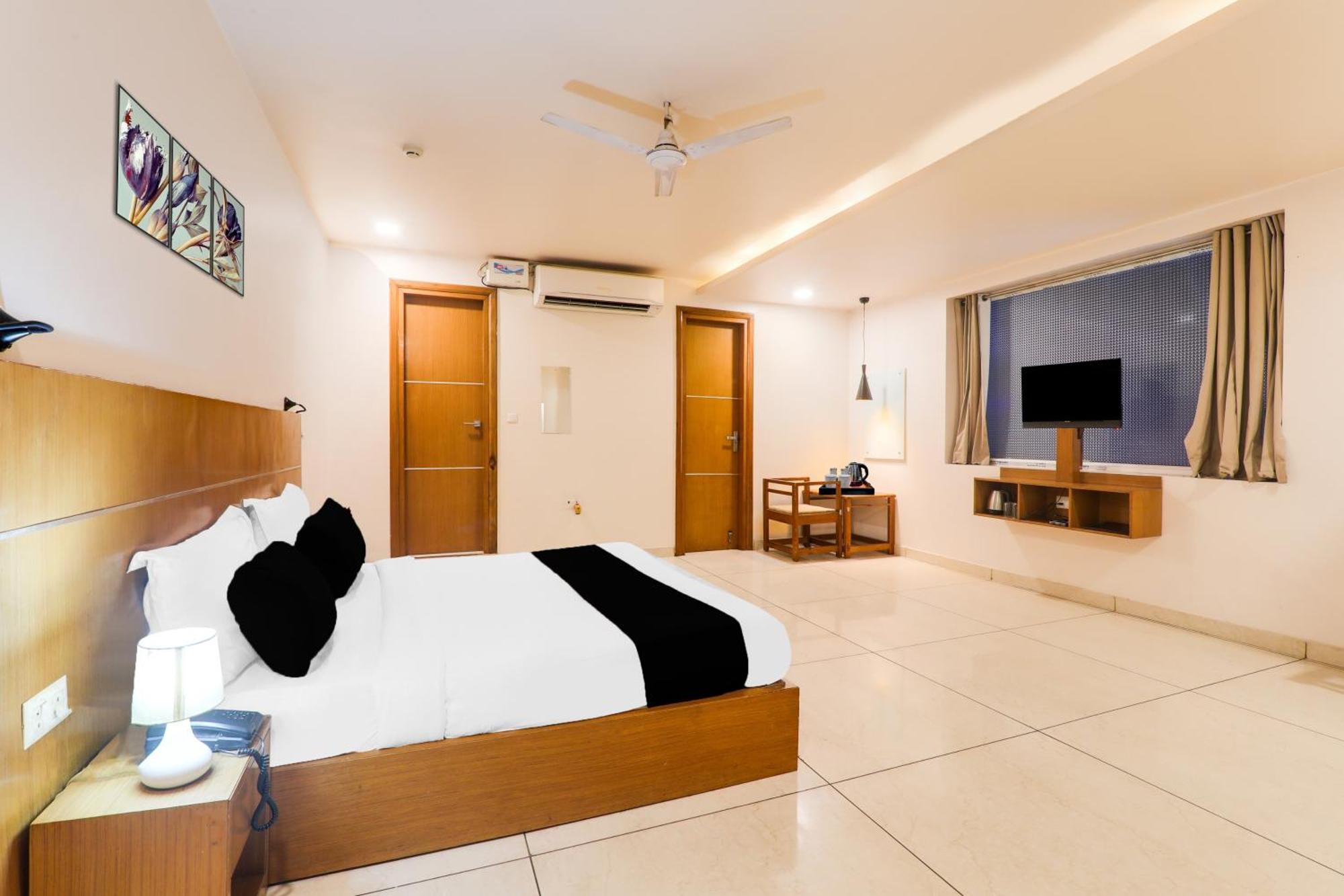 Super Townhouse Viraj Khand Formerly Veridian Inn Chinhat Exterior photo